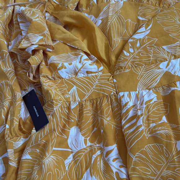 10. Lulu's Yellow Tiered Short Sleeve Maxi Dress NEW - Picture 8 of 9